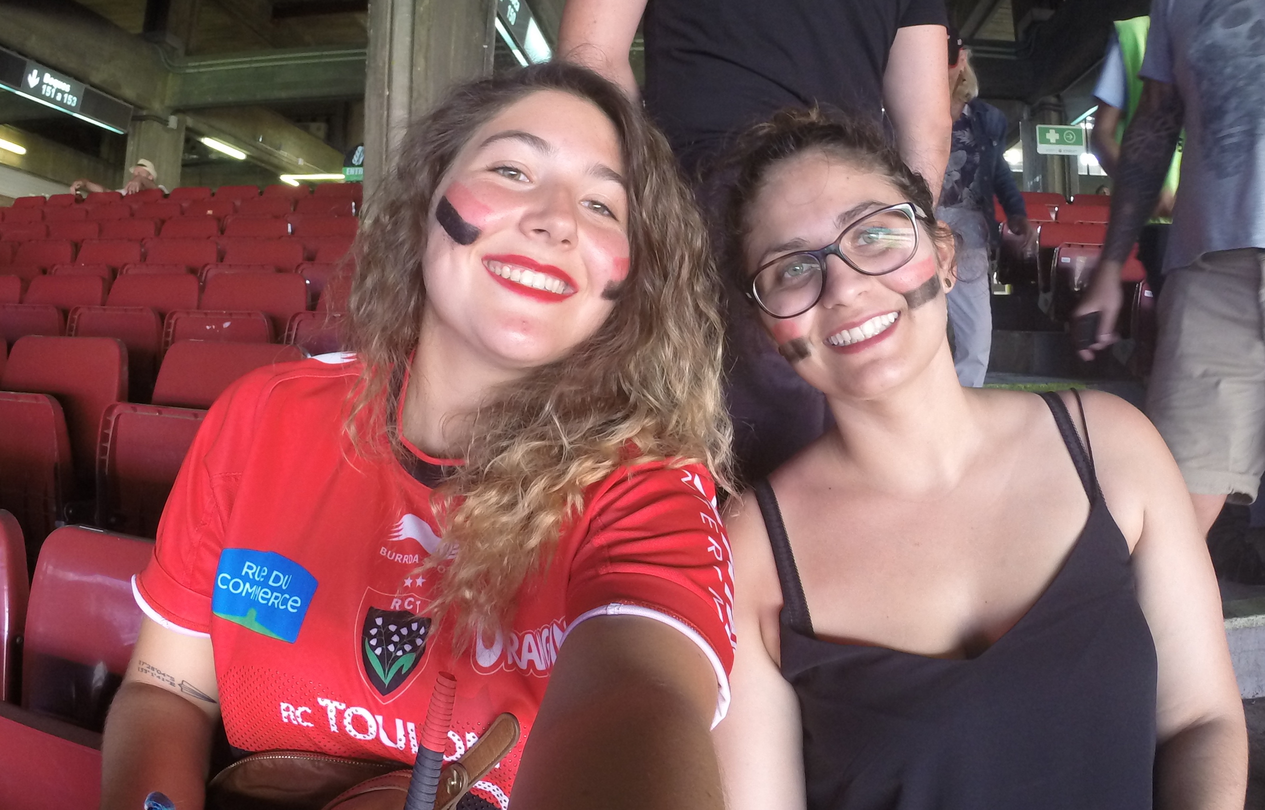 Charlotte et Ambre nous font découvrir leur passion : celle du rugby et du RCT. Cap sur le Stade Mayol pour une virée entre copines... et supportrices !
