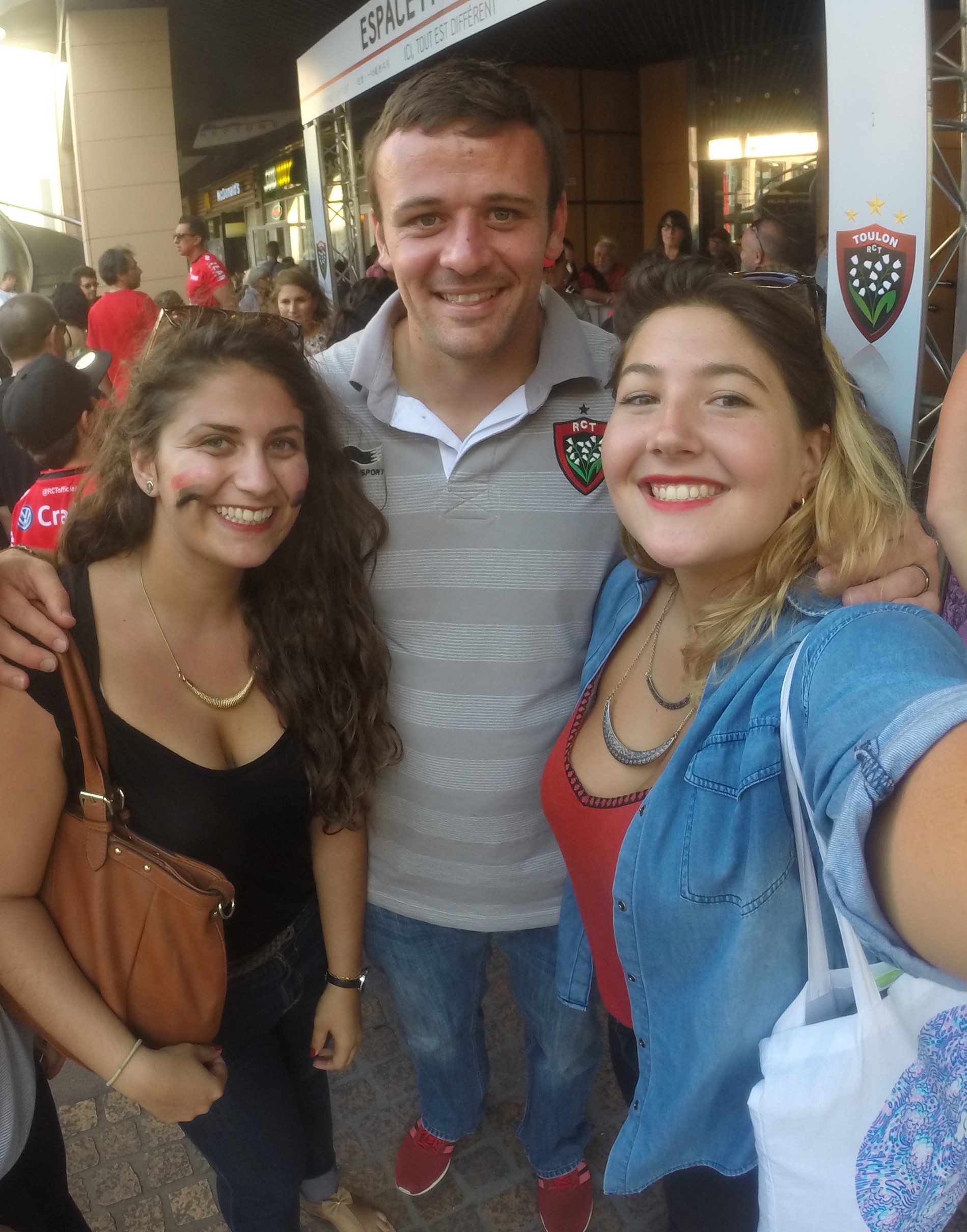 Charlotte et Ambre nous font découvrir leur passion : celle du rugby et du RCT. Cap sur le Stade Mayol pour une virée entre copines... et supportrices !