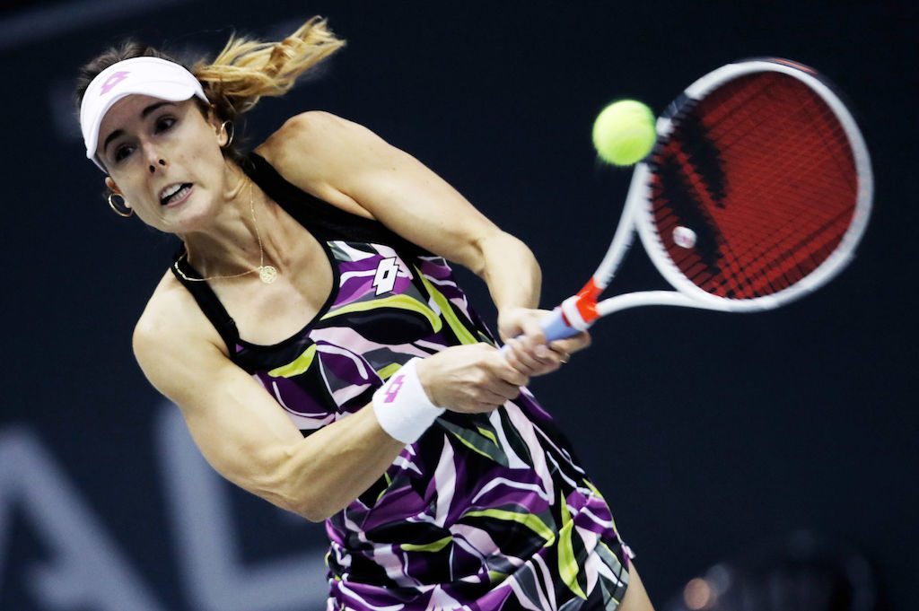 La Française Alizé Cornet s’est qualifiée pour les quarts-de-finale du tournoi WTA d’Auckland mercredi tandis que sa compatriote Caroline Garcia s'arrête.