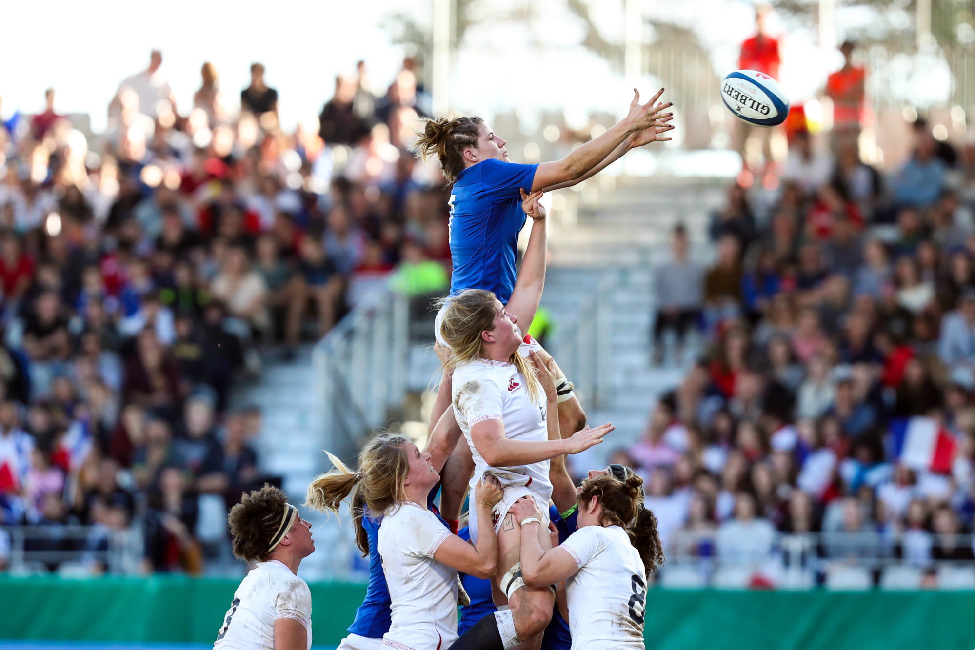L’Équipe de France féminine de rugby s’est inclinée 19-13 face à l’Angleterre dimanche, à Pau, lors de la première journée du Tournoi des Six Nations 2020. 