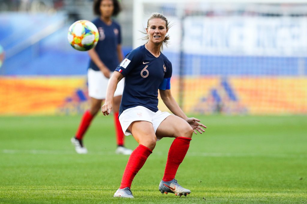 La footballeuse française Amandine Henry a désormais sa propre Barbie, habillée du célèbre maillot tricolore au numéro 6, comme la capitaine des Bleues !