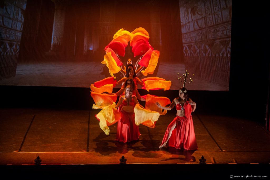 Des costumes de danse orientale expliqués par Ballet Daloua