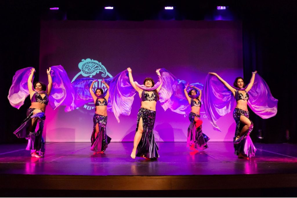 La jupe de danse orientale, rouge avec pièces.