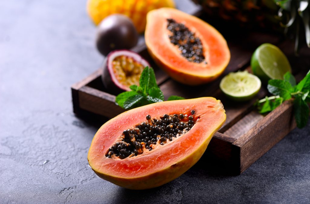 Elle fait partie des fruits incontournables de ce mois de mars : la papaye. Grâce à sa saveur exotique, elle nous fait voyager à chaque cuillerée.