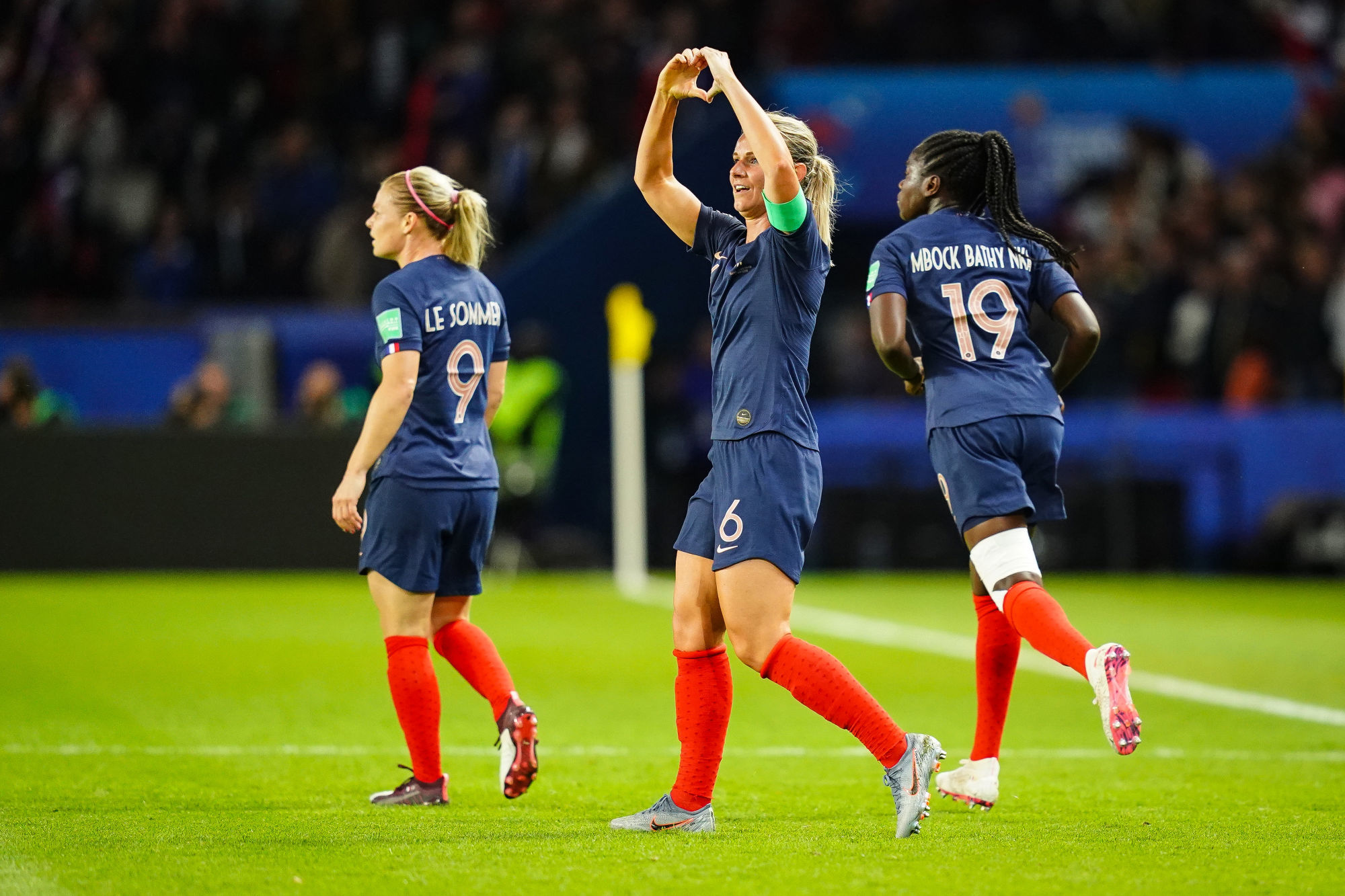 Foot féminin : la France dépasse la barre des 200.000 licenciées ...