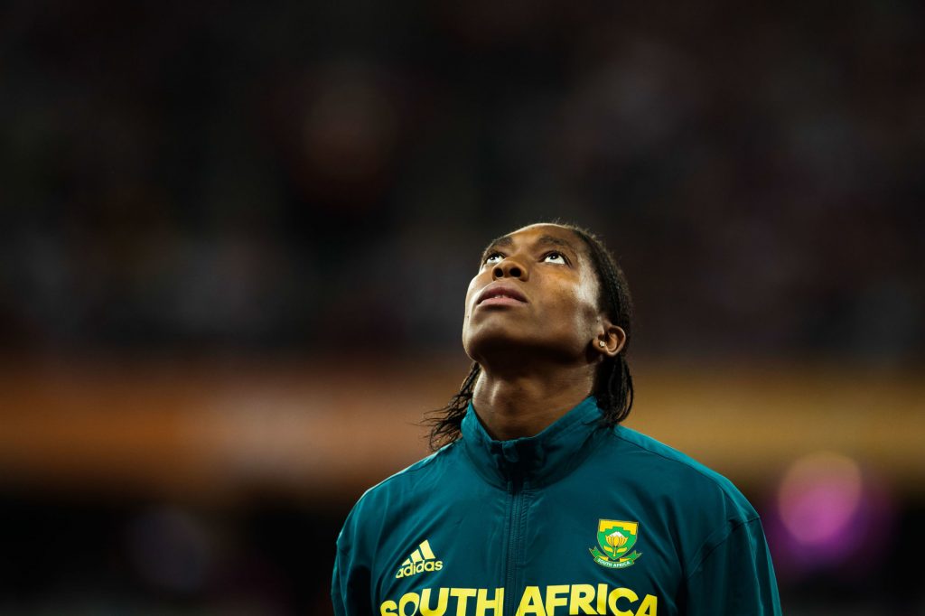 Découvrez l'incroyable histoire de Caster Semenya, l'athlète sud-africaine constamment discréditée en raison de son hyperandrogénie, devenue une icône !