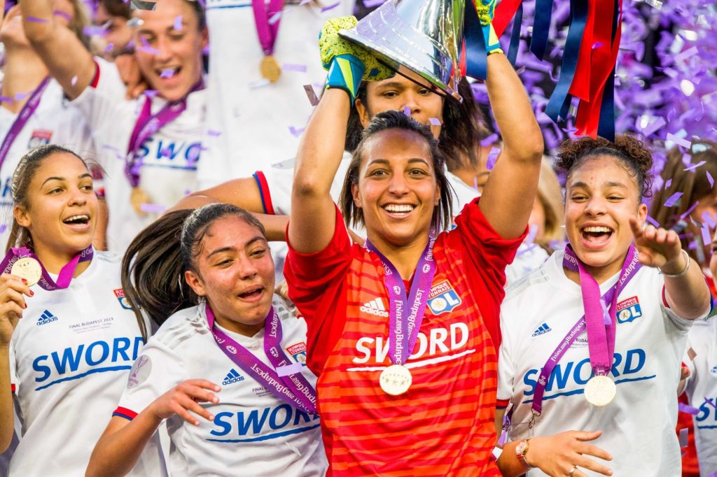 L’internationale française Sarah Bouhaddi (33 ans), emblématique gardienne de l’Olympique lyonnais, quitte le club rhodanien où elle jouait depuis 11 ans.