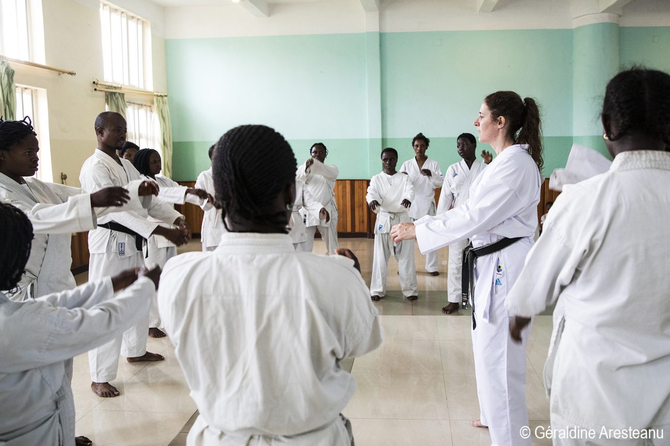 Le karaté pour reconstruire les femmes victimes de viols de guerre