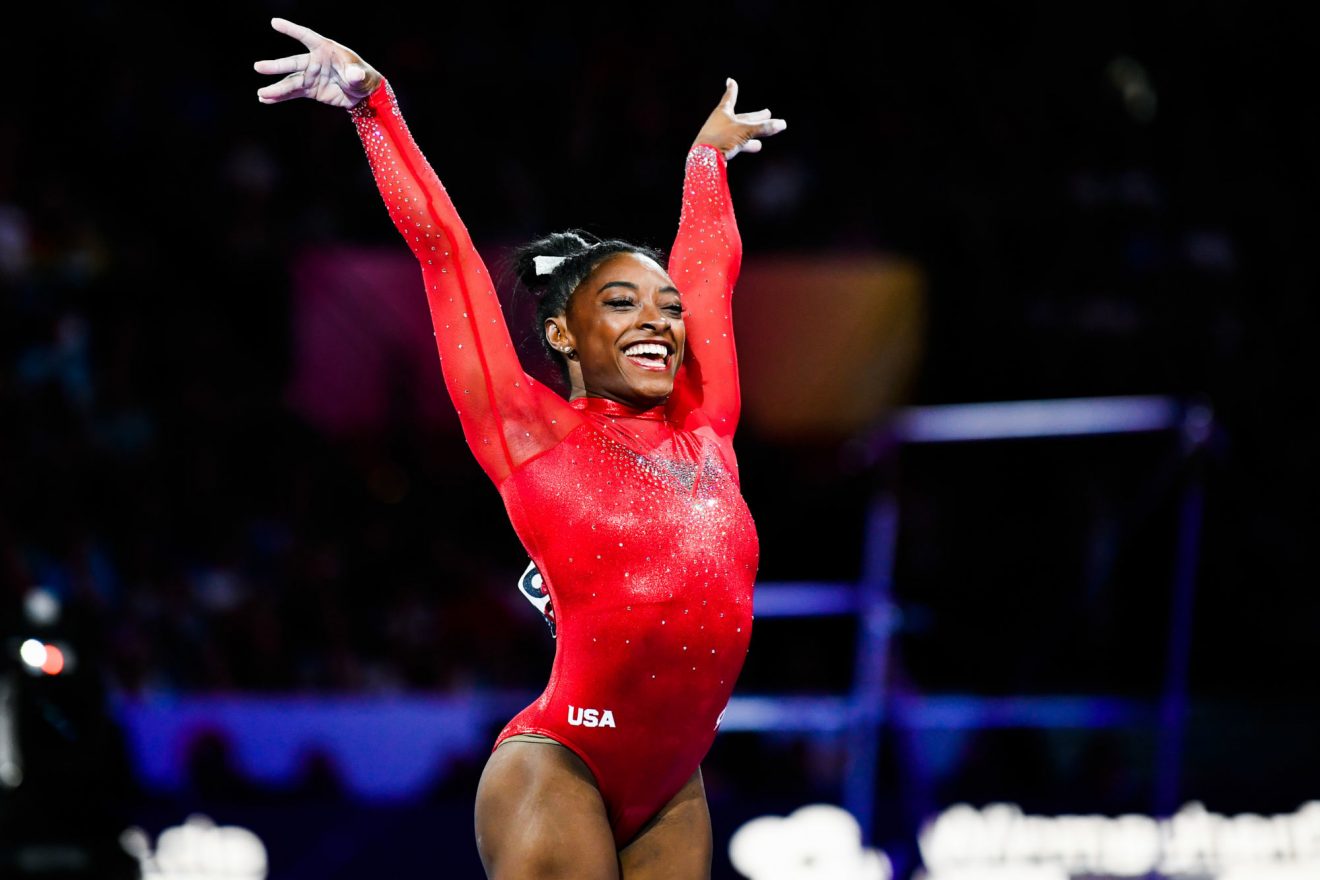 Vidéo : Simone Biles met tout le monde à l’amende avec son incroyable « handstand challenge »