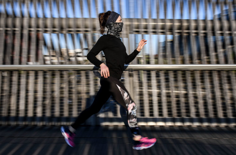 A partir du 11 mai, le sport sera autorisé un peu plus librement. Le port du masque n’est pas forcément une bonne idée, comme le rapporte Ouest France.