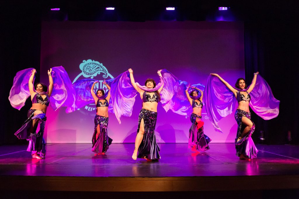 La danse orientale est une danse plus technique et codifiée que ce qu’on s’imagine ! Immersion dans un monde précis dans ses gestes et ses termes.