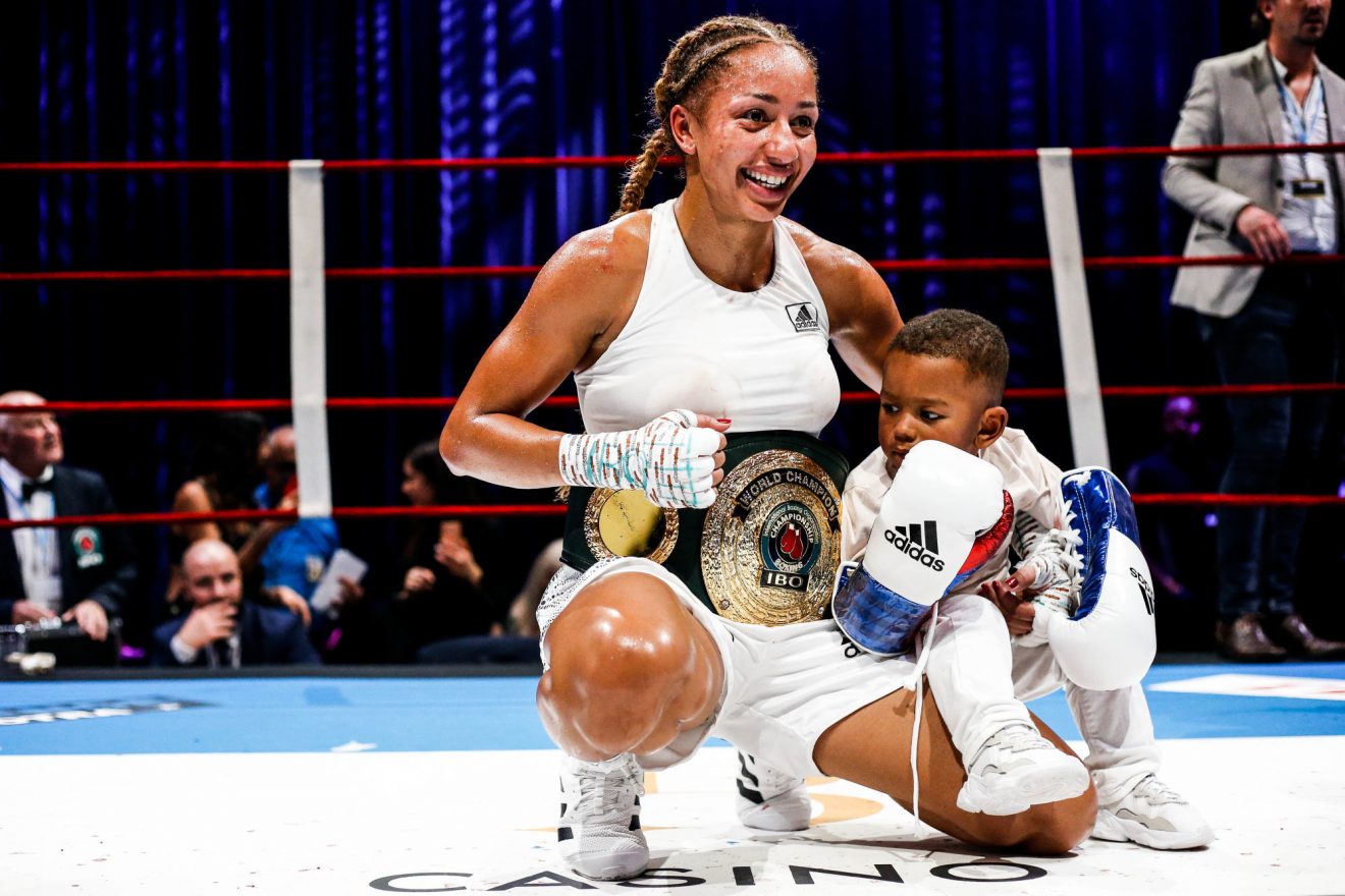 Baromètre (mai 2020) : Maman-championne adulée, Estelle Yoka-Mossely séduit la presse avec son bébé !