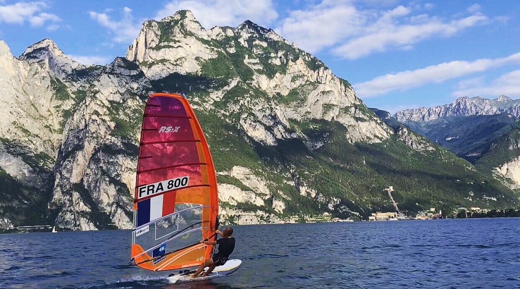 Exit la team bronzette, cet été, vous bougez ! Parmi toutes les activités de plein air qui vous seront proposées, vous pourriez être tenté par le windsurf.