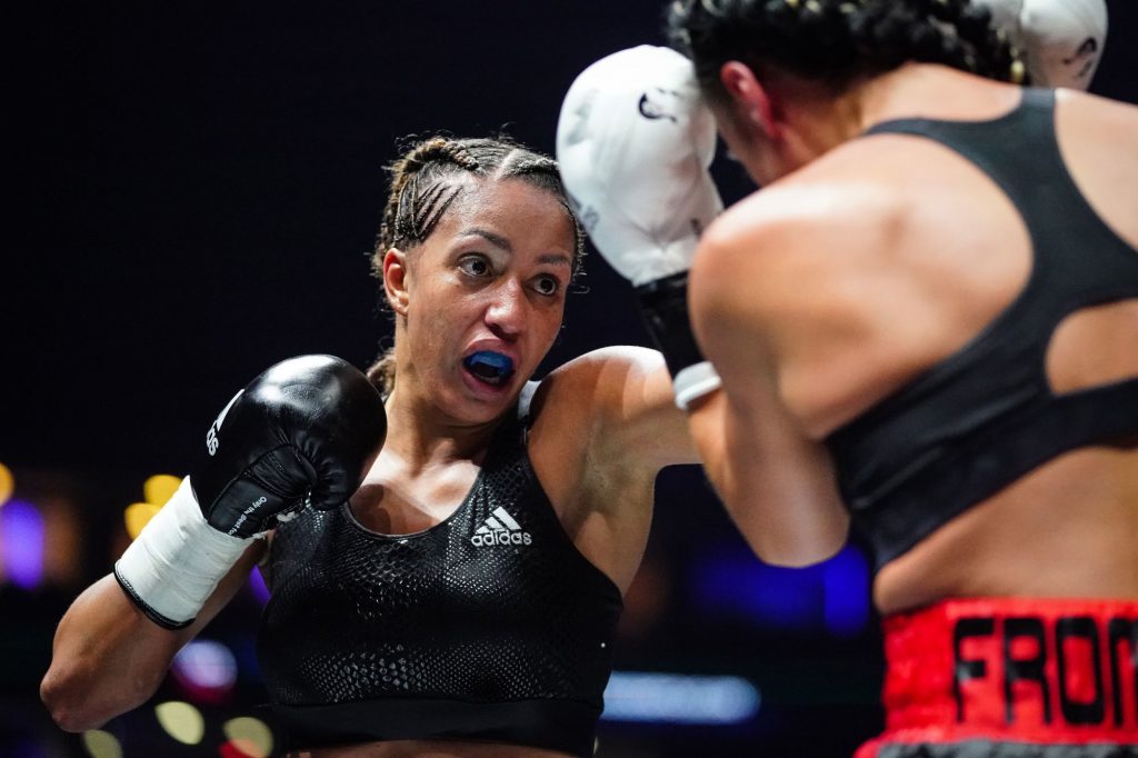 La boxeuse française Estelle Yoka-Mossely, qui s’est lancée chez les pros en 2018, a effectué un retour gagnant sur les rings vendredi, à Paris, après les quatre mois d’arrêt consécutifs à la naissance de son second enfant en mai dernier.