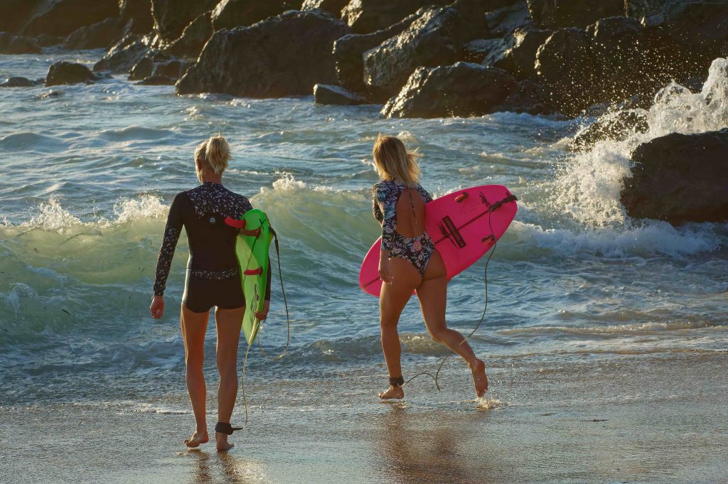 Emmanuelle & Uhaina Joly sont mère et fille, et toutes les deux surfeuses. C'est Emmnanuelle qui a transmis sa passion de la glisse à Uhaina.