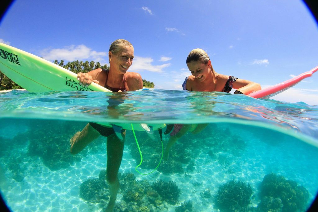 Emmanuelle & Uhaina Joly sont mère et fille, et toutes les deux surfeuses. C'est Emmanuelle qui a transmis sa passion de la glisse à Uhaina.