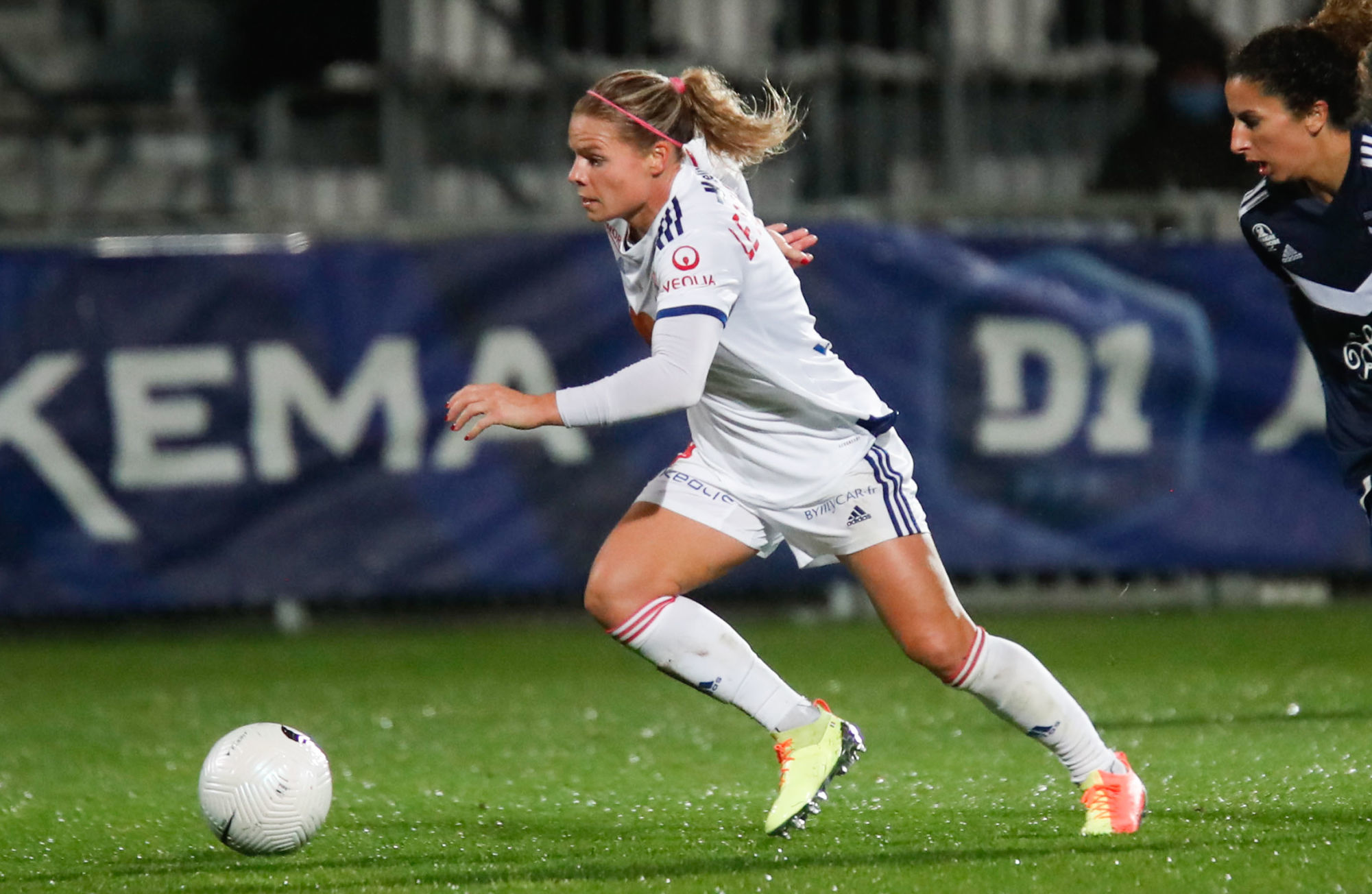 Les Lyonnaises, qui n’avaient pas cédé le moindre point avant les deux rassemblements de rentrée de l’équipe de France (deux victoires contre la Serbie 2-0 et la Macédoine 7-0), ont continué sur leur lancée ce week-end, face à Bordeaux. Découvrez tous les résultats de la 3e journée (J3) de D1 Arkema, le championnat national féminin de football.