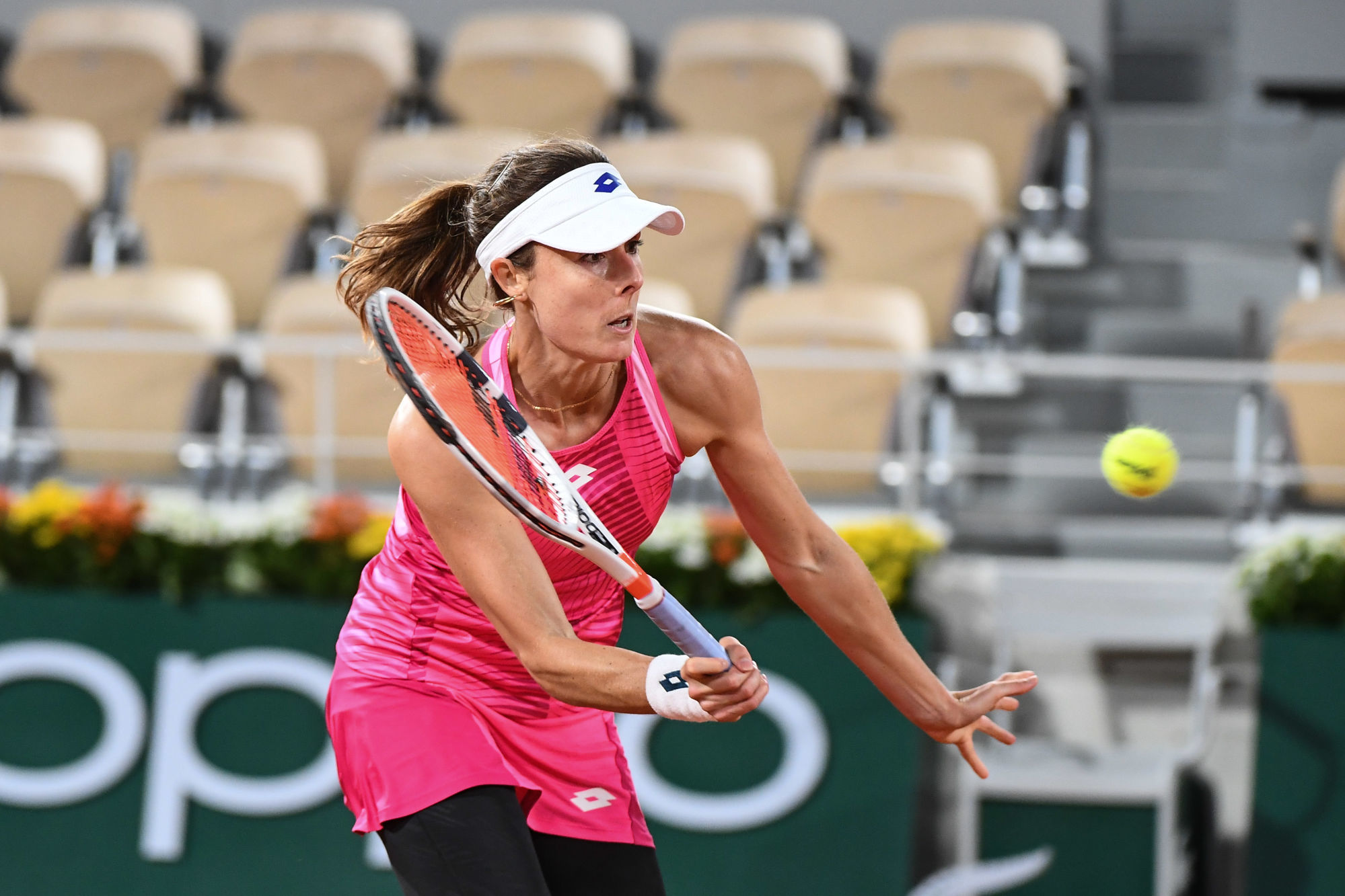 La Française Alizé Cornet (52e mondiale) s’est qualifiée pour le 2e tour du tournoi de Roland-Garros 2020 en battant sa compatriote Chloé Paquet (185e) lundi soir, sur le court Philippe-Chatrier.