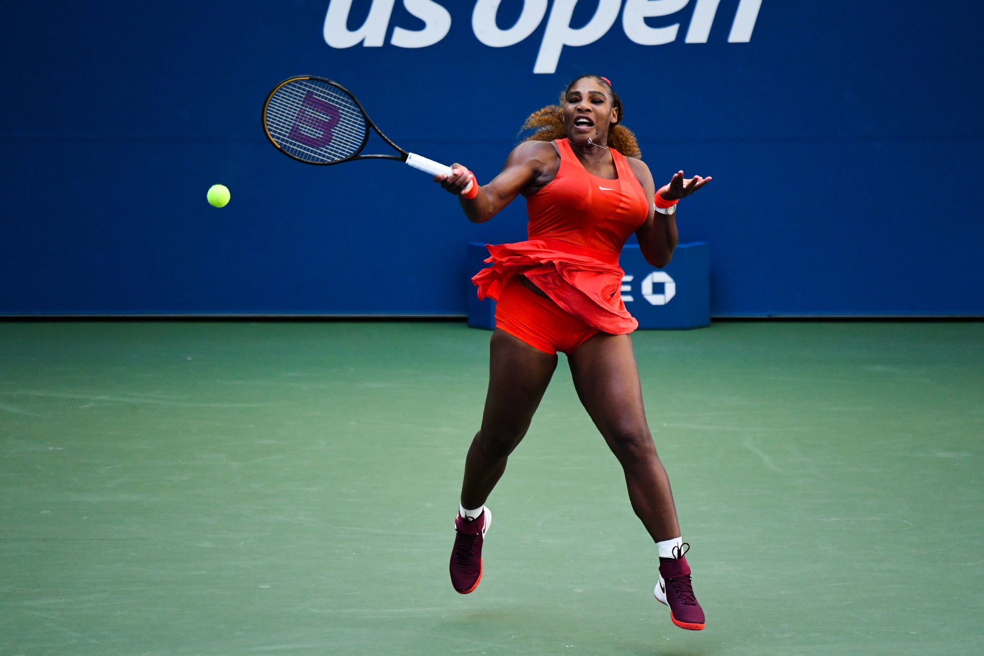 Serena Williams, N°8 mondiale, s’est qualifiée ce samedi pour les huitièmes de finale de l’US Open 2020 en battant sa compatriote américaine Sloane Stephens (39e) 2-6, 6-2, 6-2.
