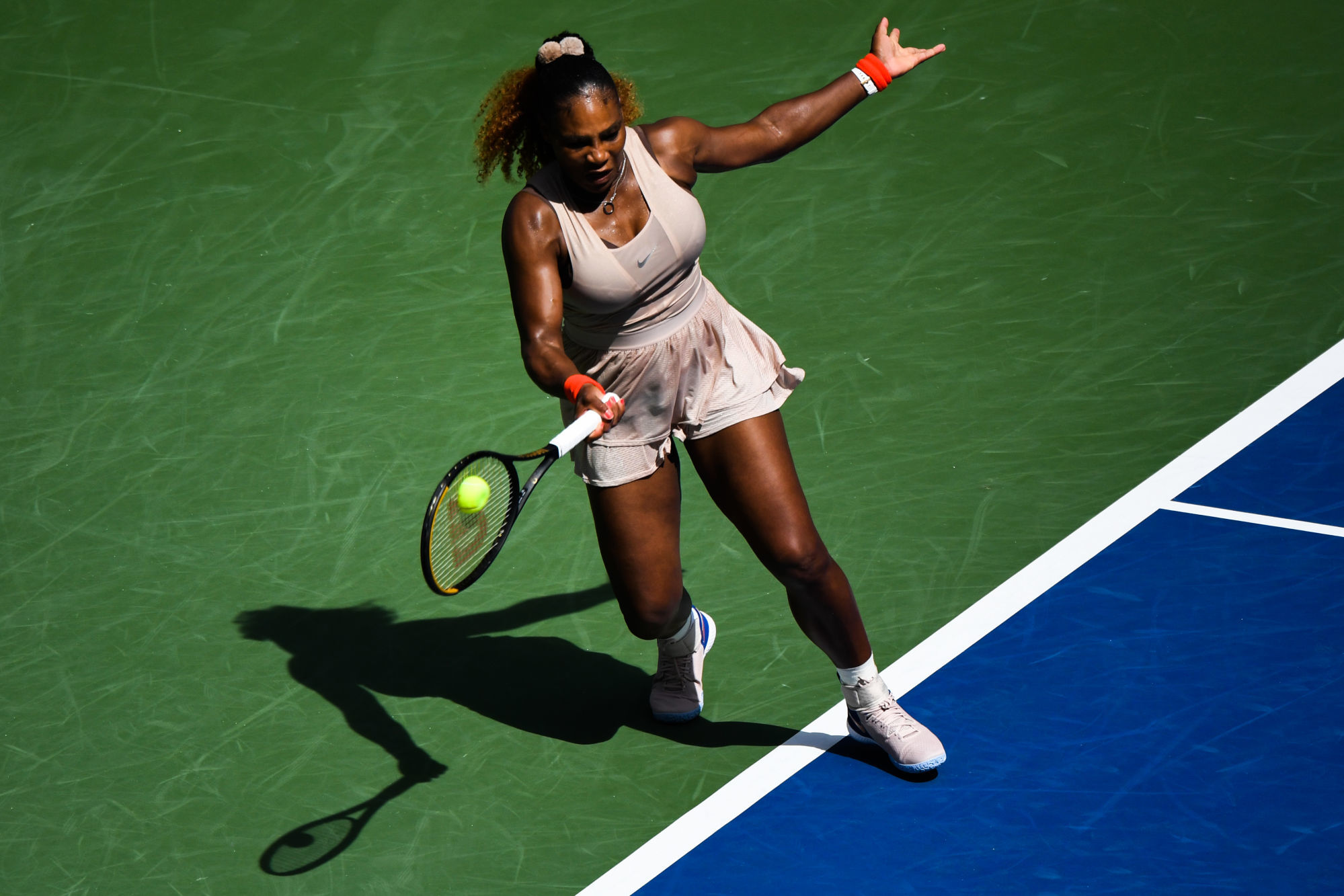 Serena Williams (N°8 mondiale), qui pourrait égaler à New York le record de 24 titres en Grand Chelem de Margaret Court, s’est qualifiée pour les quarts-de-finale de l’US Open 2020 lundi soir.