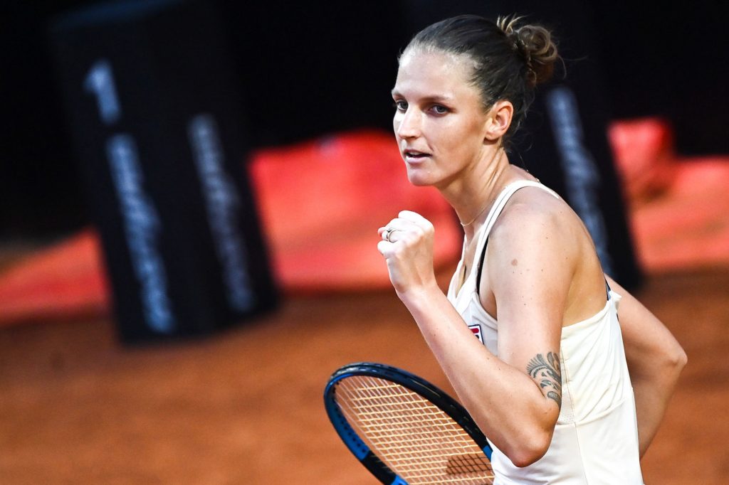 La Tchèque Karolina Pliskova, tenante du titre, s’est qualifiée pour la finale du tournoi WTA de Rome où elle tentera de conserver sa couronne face à la Roumaine Simona Halep.