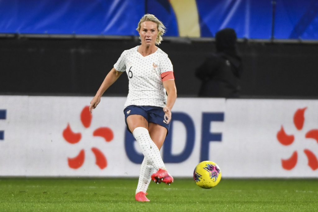 Capitaine des Bleues, Amandine Henry n’a pas été convoquée en sélection par Corinne Diacre ce jeudi. Une décision qui a choqué la joueuse lyonnaise selon ses dirigeants de club.