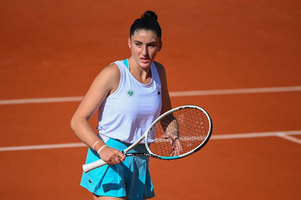 La Française Elsa Jacquemot a remporté ce samedi le titre juniors de Roland-Garros 2020, en battant en finale la Russe Alina Charaeva 4-6, 6-4, 6-2. Il s'agit de son premier trophée du Grand Chelem dans cette catégorie d'âge.