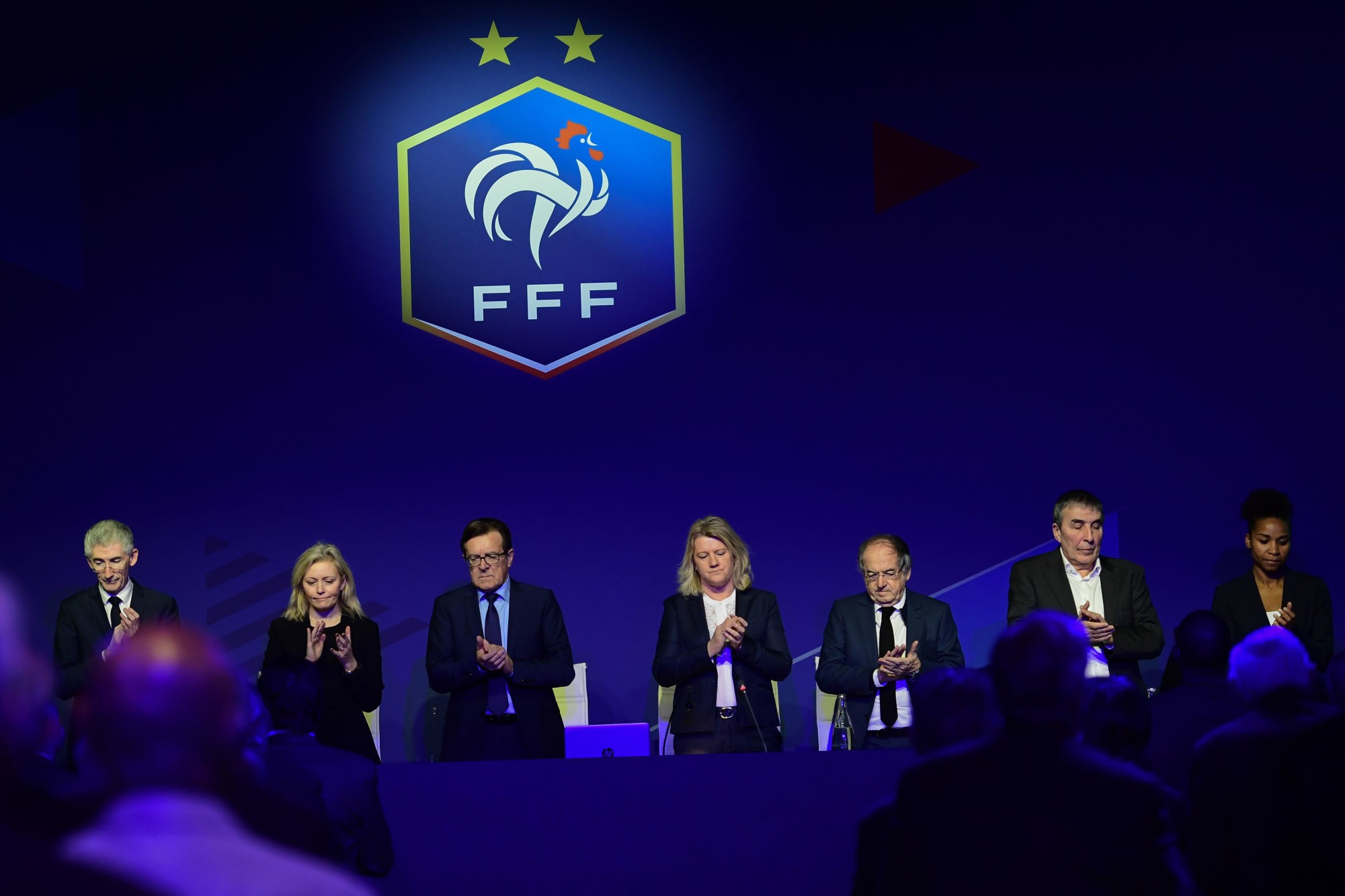 Lorsque le New York Times s’intéresse au football, ce n’est pas bon signe... La FIFA pourrait faire une encyclopédie sur le sujet. Un enquête du quotidien américain fait une description peu envieuse de la Fédération française de football (FFF).