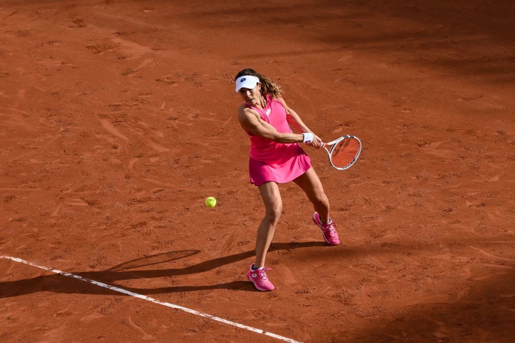 La Française Alizé Cornet a été éliminée ce jeudi au 2e tour du tournoi de Roland-Garros 2020 par la joueuse chinoise Zhang Shuai (6-4, 7-6 [3]).
