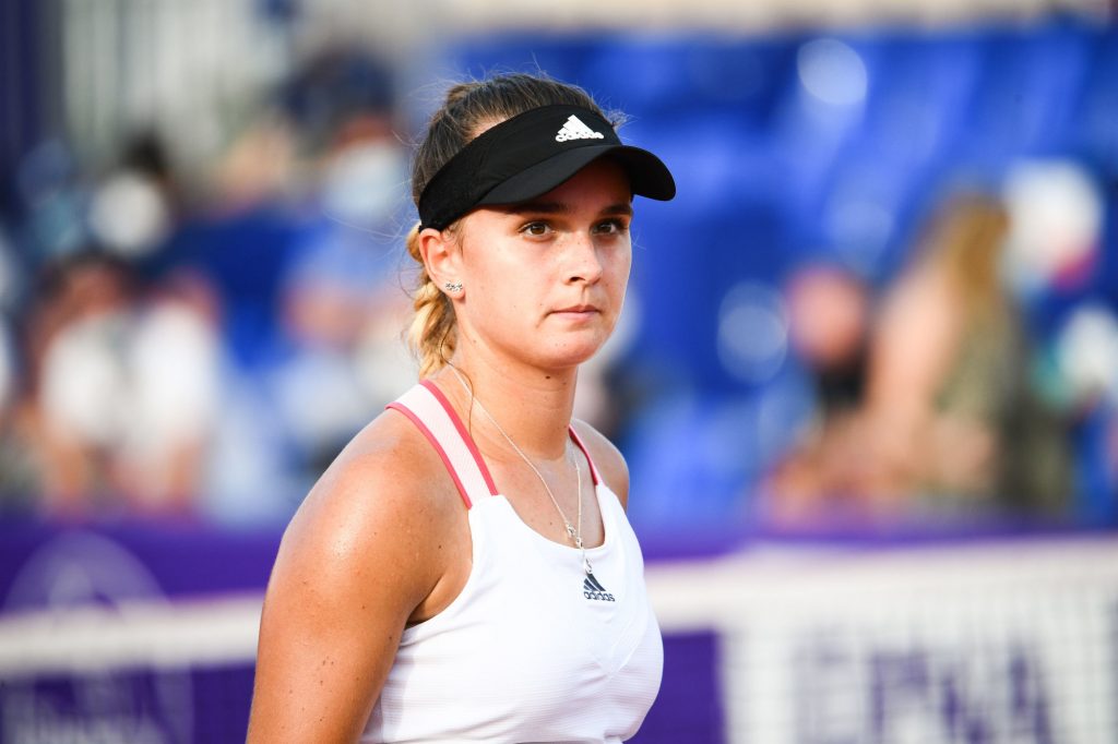La Française Clara Burel, 19 ans, s’est qualifiée mercredi pour le 3e tour du tournoi de Roland-Garros 2020 en battant une autre jeune joueuse, la Slovène Kaja Juvan, en deux sets 7-6 (8-6), 6-2.