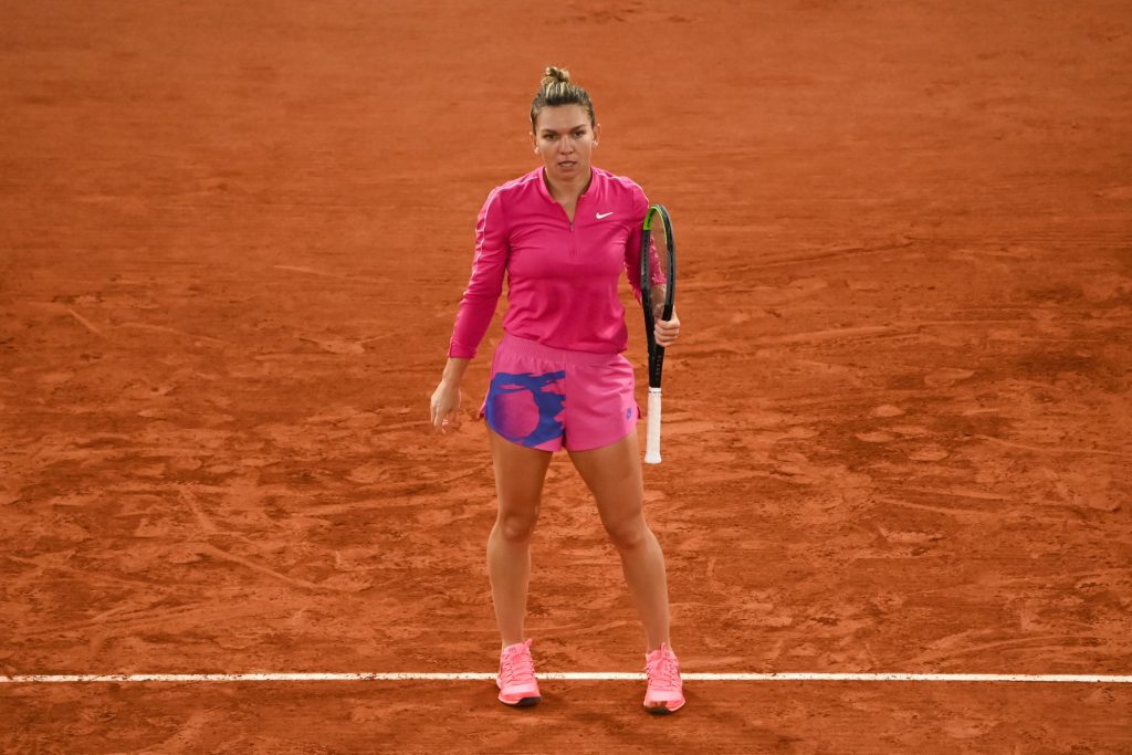 La favorite Simona Halep, N°2 mondiale, a été littéralement balayée en 8emes de finale de Roland-Garros 2020 dimanche par la jeune Iga Swiatek (6-1, 6-2).