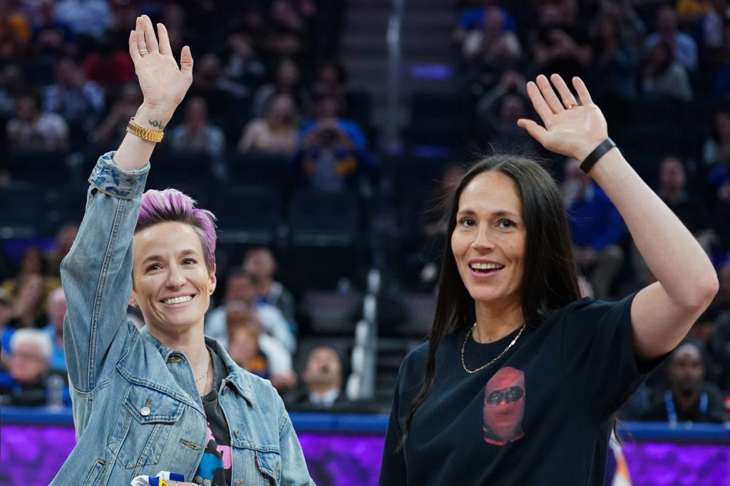 La célèbre footballeuse américaine Megan Rapinoe et sa compagne, la basketteuse Sue Bird, ont annoncé publiquement leurs fiançailles ce samedi.