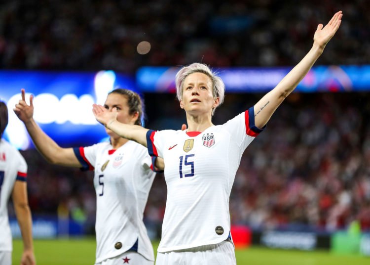 La star du football féminin mondial Megan Rapinoe sort son autobiographie dans laquelle elle adresse un tacle à l’Olympique lyonnais (OL).