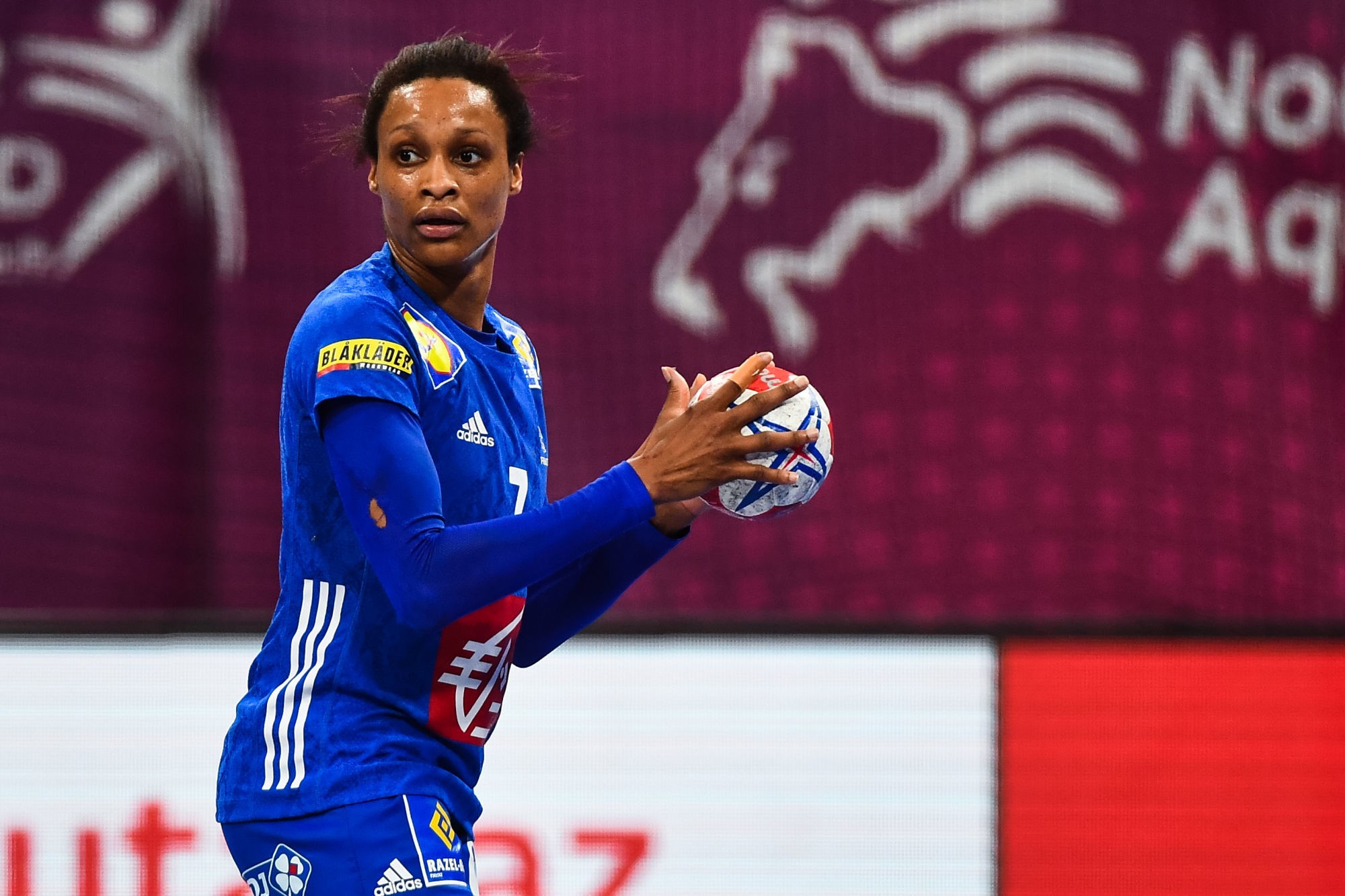 L’emblématique Allison Pineau ne pourra pas disputera l’Euro-2020 de handball après une blessure au nez subie samedi en plein match.