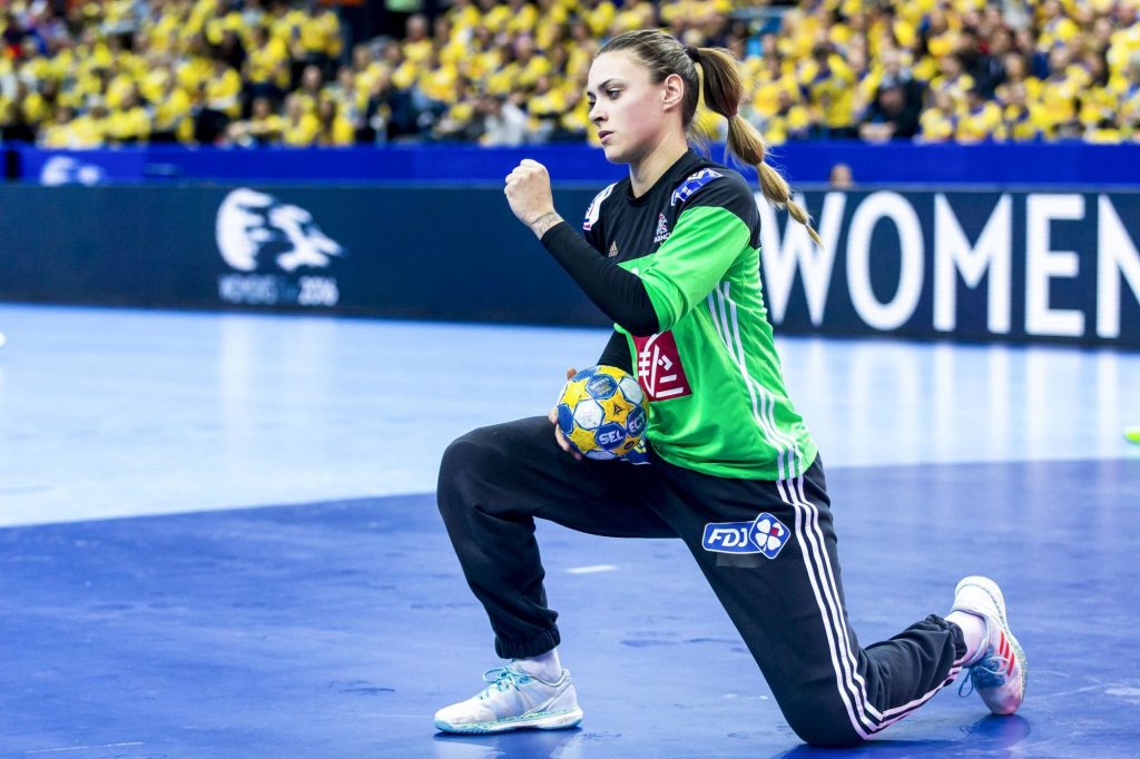 La France s’apprête à remettre en jeu son titre continental à l'Euro-2020 de handball. Entretien avec la gardienne des Bleues, Laura Glauser.
