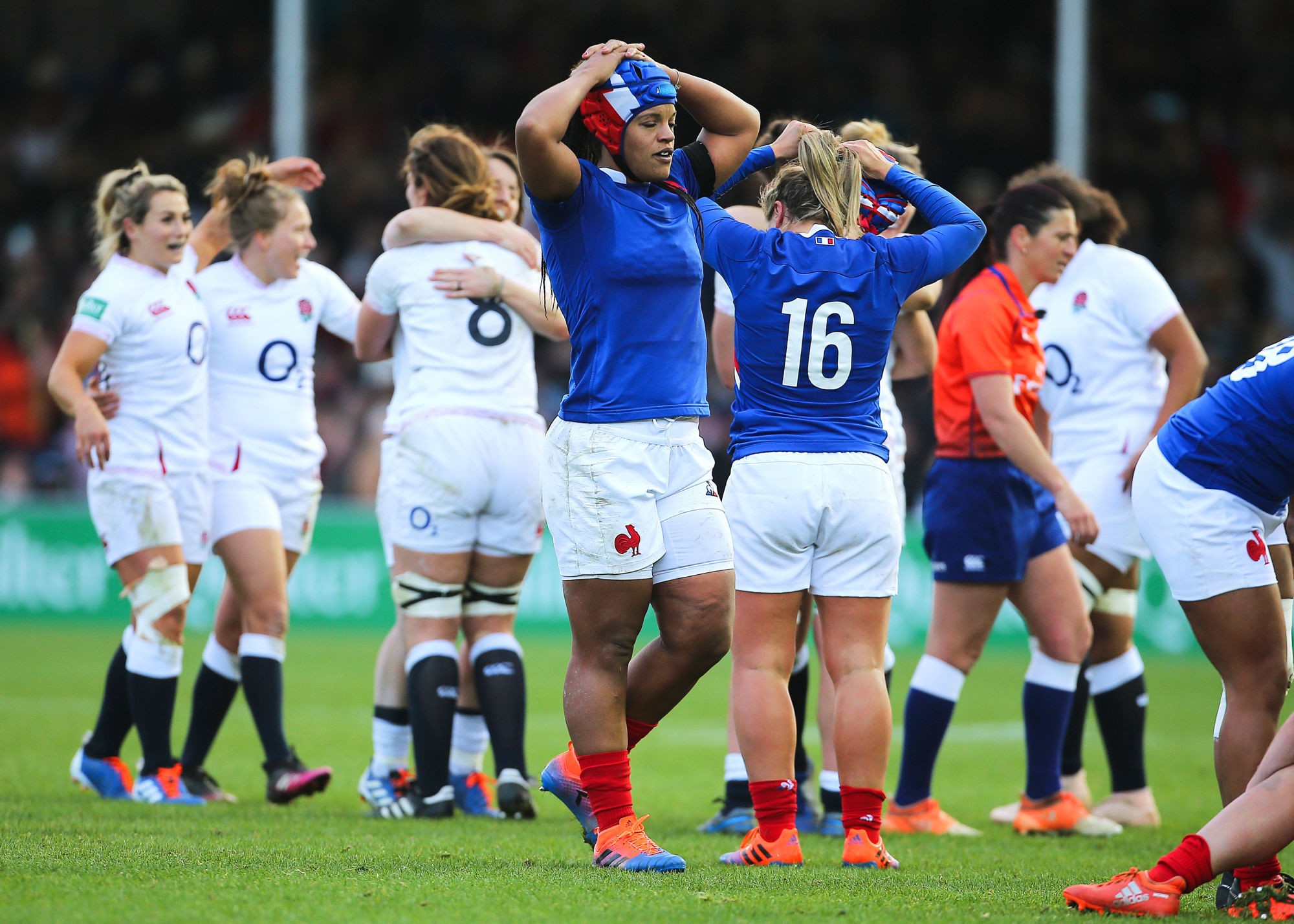 Le XV de France féminin s'est incliné dans les derniers instants face au XV de la Rose samedi à Twickenham (25-23).