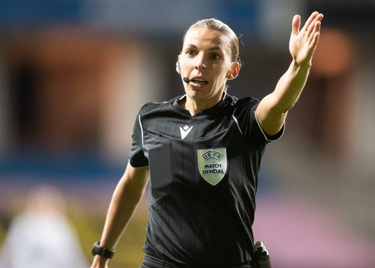 Football : Stéphanie Frappart, première femme à arbitrer en Ligue des Champions masculine