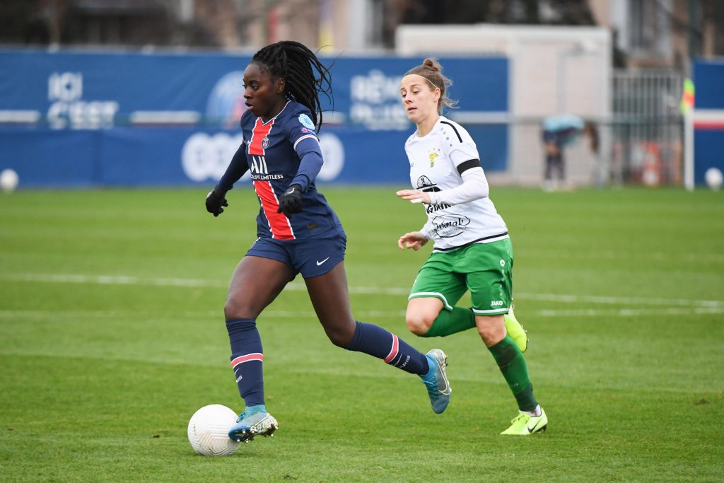 Ligue des Champions (football). Les footballeuses du Paris Saint-Germain (PSG) humilient Gornik Leczna et rejoignent Lyon en 8emes de finale.