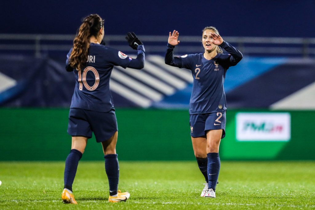 Même si les tensions persistent au sein de l'Équipe de France de football, les Bleues ont décroché une large victoire face au Kazakhstan.