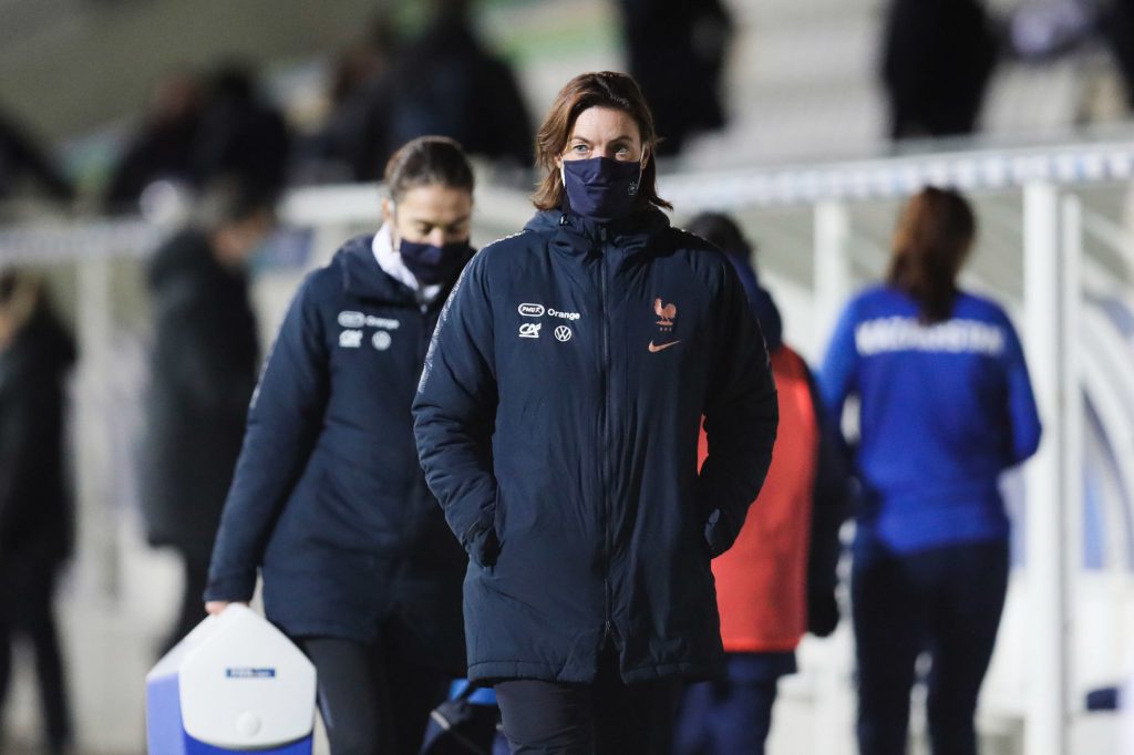 Corinne Diacre, sélectionneure de l'Équipe de France de football, a défendu en conférence de presse sa place et son bilan à la tête des Bleues