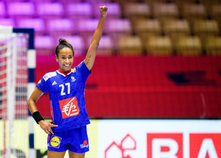 L’arrière gauche de l’équipe de France, Estelle Nze Minko, a été désignée meilleure joueuse de l’Euro-2020 de handball disputé au Danemark.