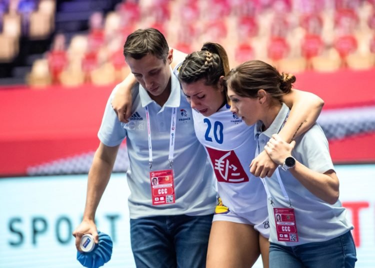 Olivier Krumbholz, le sélectionneur de l’Équipe de France féminine de handball, était furieux vendredi après la blessure de Laura Flippes.