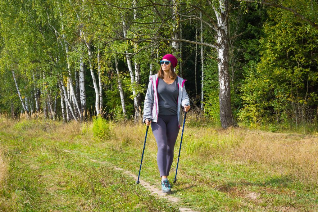 Marche sportive, nordique ou randonnée ? Malgré leurs différences, ces marches ont un point commun : elles sont accessibles aux débutantes.