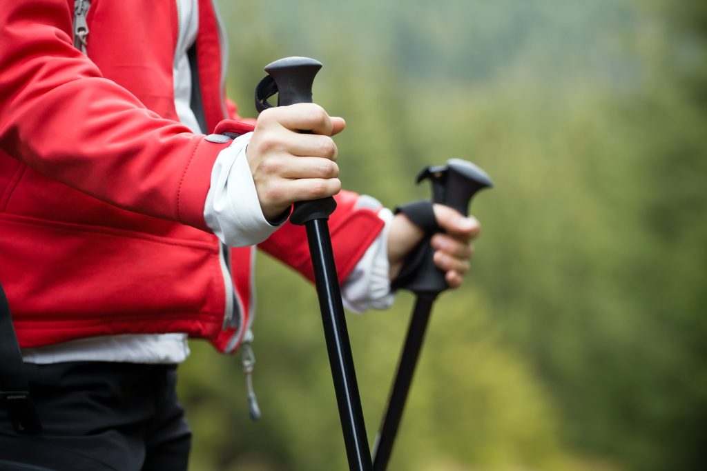 Marche sportive, nordique ou randonnée ? Malgré leurs différences, ces marches ont un point commun : elles sont accessibles aux débutantes.