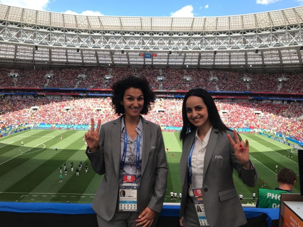 Zineb El Houari (journaliste & chroniqueuse sportive sur France 24) : « Si je peux jouer au foot, je peux en parler sur un plateau télé ! ».