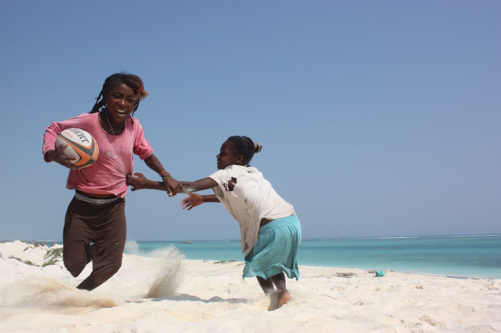 Depuis quelques années, Madagascar utilise le sport, et plus précisément la pratique du rugby, au service de l’éducation de sa jeunesse.