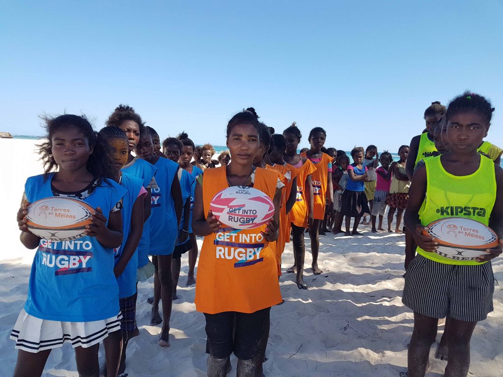 Depuis quelques années, Madagascar utilise le sport, et plus précisément la pratique du rugby, au service de l’éducation de sa jeunesse.