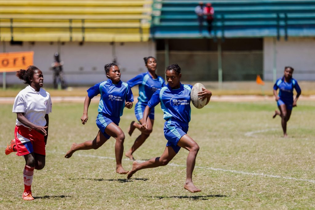 Depuis quelques années, Madagascar utilise le sport, et plus précisément la pratique du rugby, au service de l’éducation de sa jeunesse.