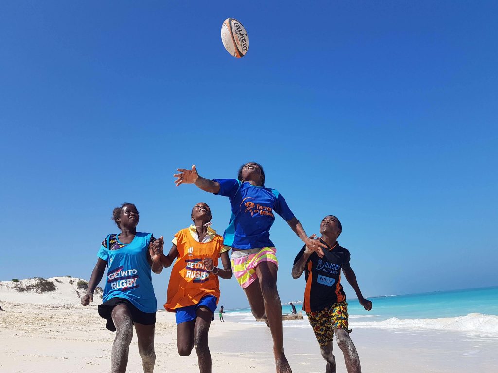 Depuis quelques années, Madagascar utilise le sport, et plus précisément la pratique du rugby, au service de l’éducation de sa jeunesse.