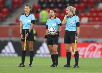 Les arbitres féminines de la FIFA priées de ne pas serrer la main d’un cheikh qatari, l’image fait le tour du monde